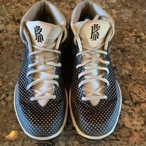 Kyrie low tops basketball shoes